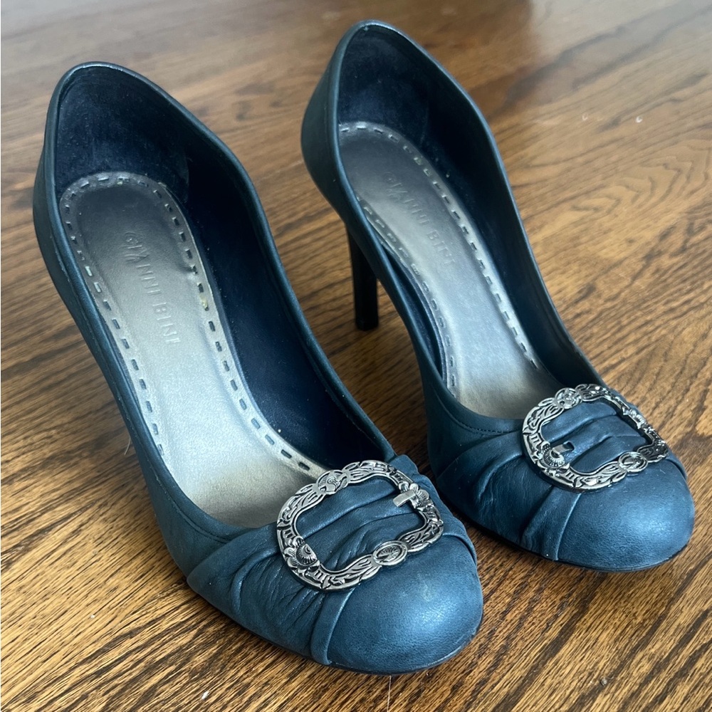 Vintage Gianni Bini Dark Blue Heels with Silver Buckle - 8M